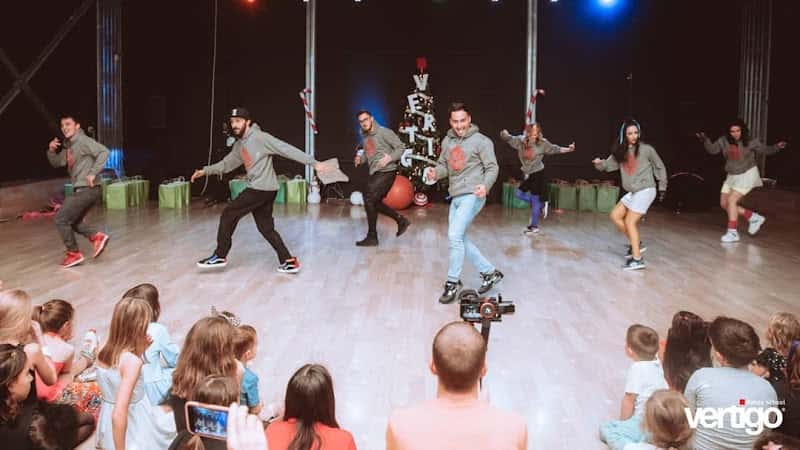 Vertigo Dance Studio, Voluntari